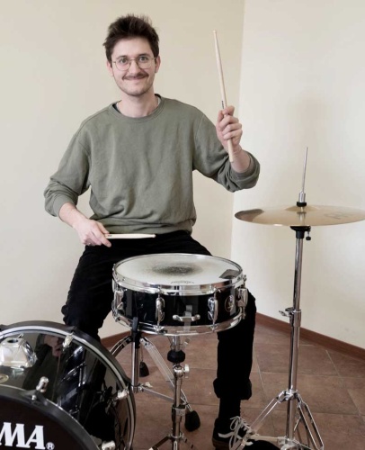 am Schlagzeug spielt Florian